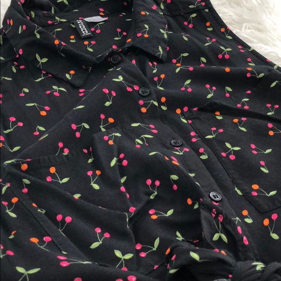 Sleeveless cherry top - Picture 2 of 3